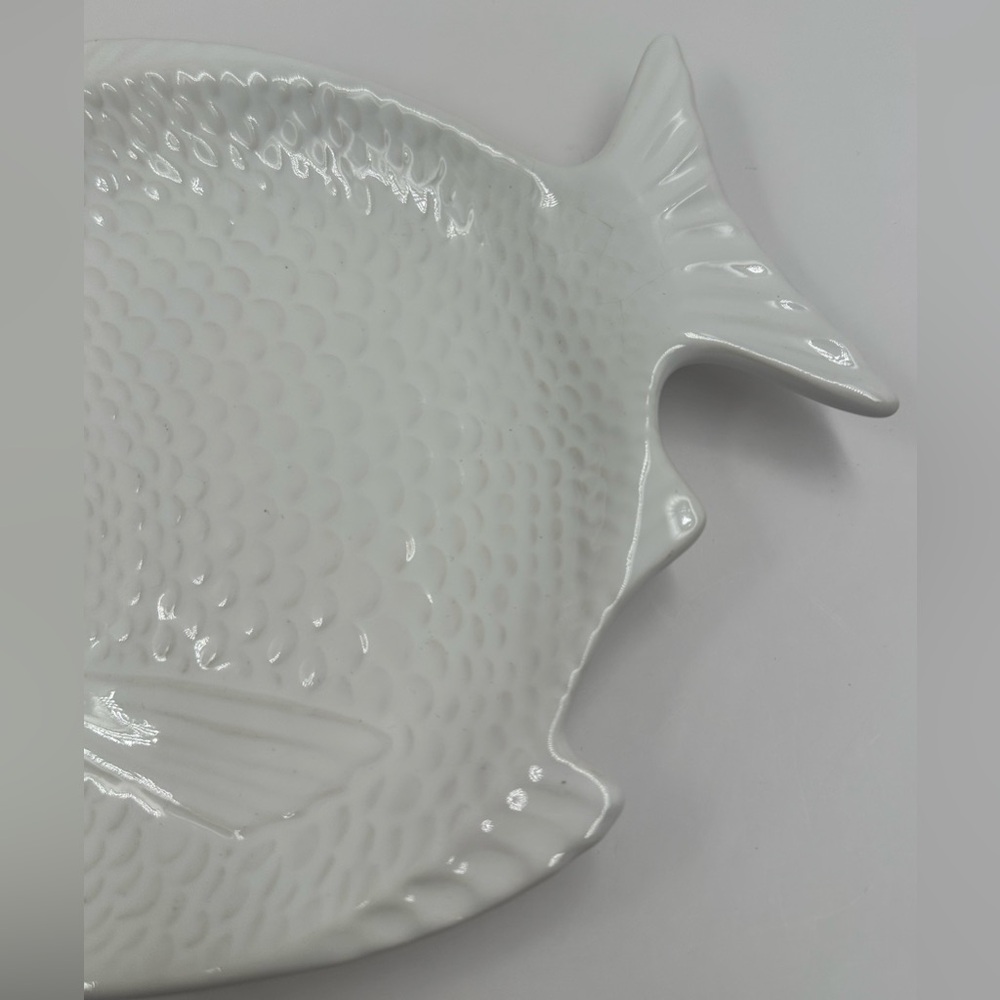 White Plate Vintage Whittier Unique
Pottery Ceramic Textured Fish Shaped Bowl - Picture 5 of 10